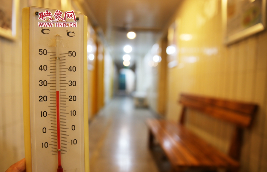 金水區(qū)人防辦（珠江琴行）納涼處溫度為25度。