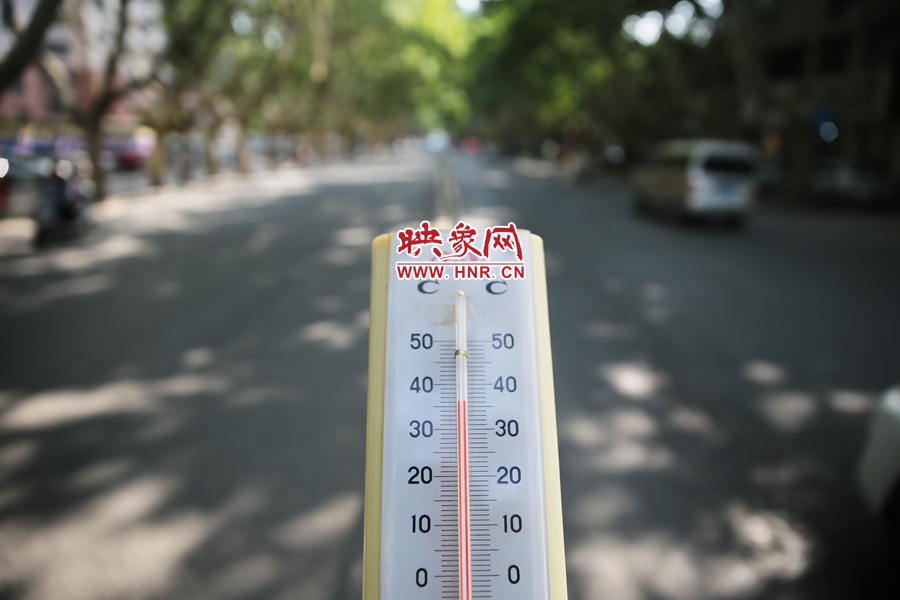 7月8日下午15時30分，人民路樹陰處溫度為36度，比人防納涼處高11度。