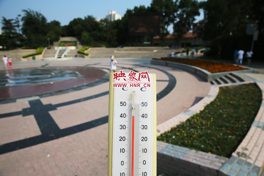 7月8日下午，紫荊山公園氣溫為39度（溫度計懸空測量），相比人防納涼處高14度。