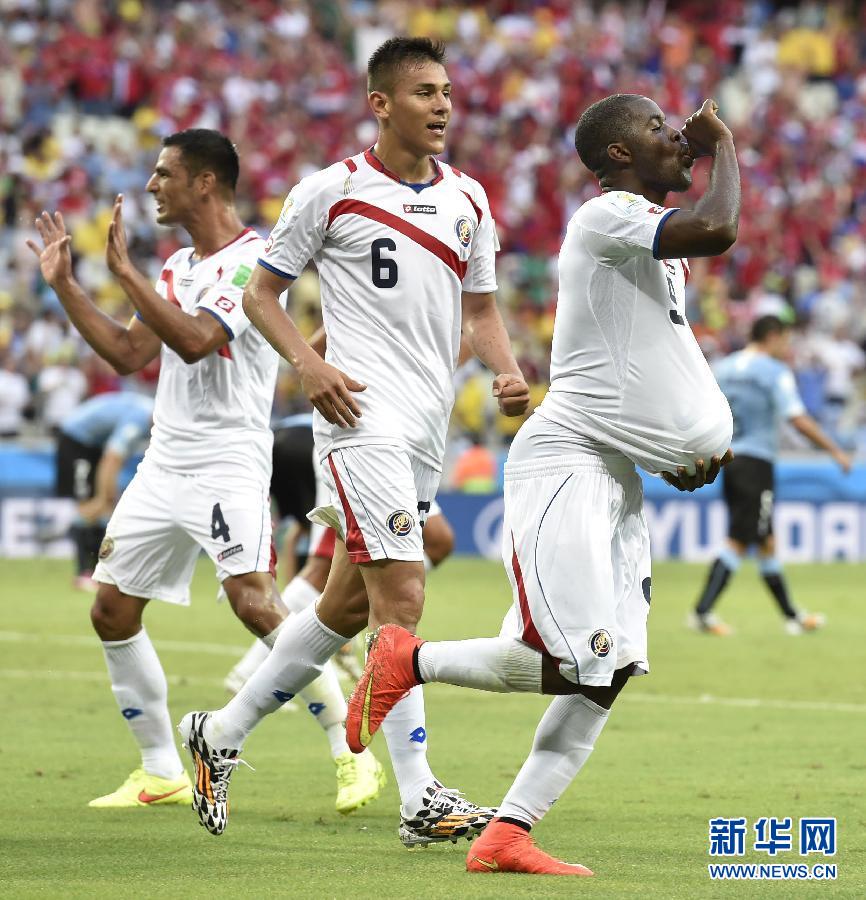 6月14日，哥斯達(dá)黎加隊(duì)球員喬·坎貝爾（右一）進(jìn)球后將足球塞進(jìn)衣服內(nèi)慶祝。