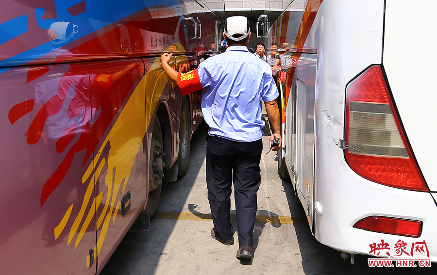 在車場指揮了十來分鐘，調(diào)度員的后背已被汗水浸透