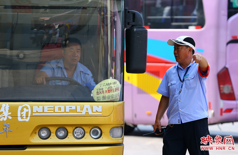 車場內(nèi)眾多汽車發(fā)動機(jī)的噪音，使得調(diào)度員和司機(jī)交流都需要加大音量