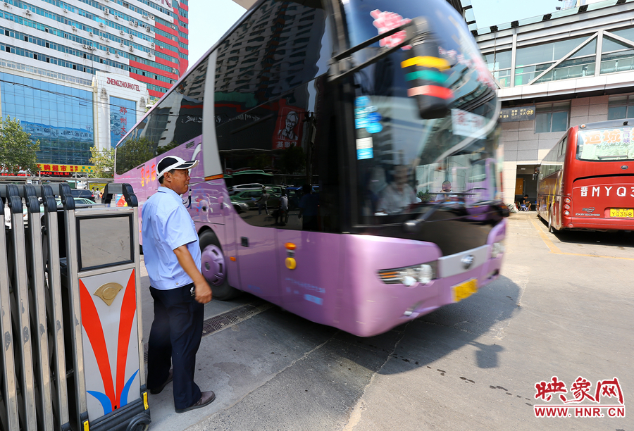 車場內(nèi)車輛順暢時，調(diào)度員還要在門口迎車指揮