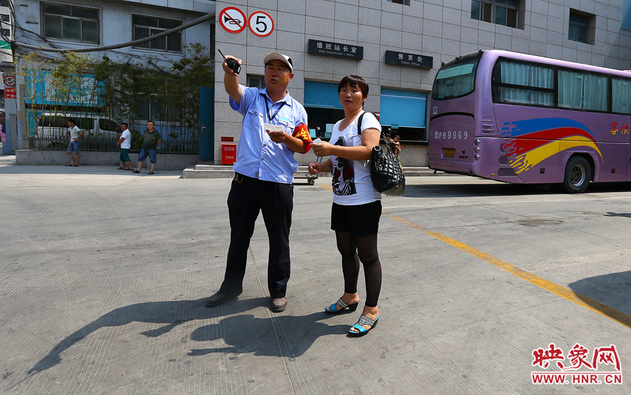 調(diào)度員不僅要保證車輛安全通暢，還肩負(fù)著疏導(dǎo)旅客的工作