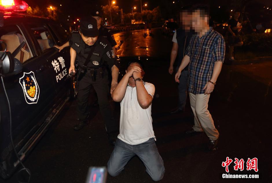 7月24日晚,南京警方將查獲的酒后駕駛車輛的男子控制后,該男子的同伴跪地求情。