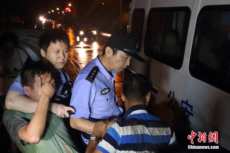 7月24日晚,南京警方將查獲的酒后駕駛車輛的男子控制,該男子涉嫌酒后駕車、肇事逃逸。