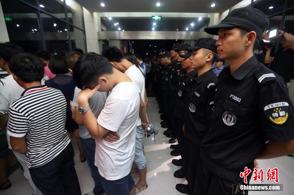 7月24日晚,南京警方將抓獲的以福建、江西、河南、湖北、黑龍江等多個外省市的涉及傳銷人員集中帶回。