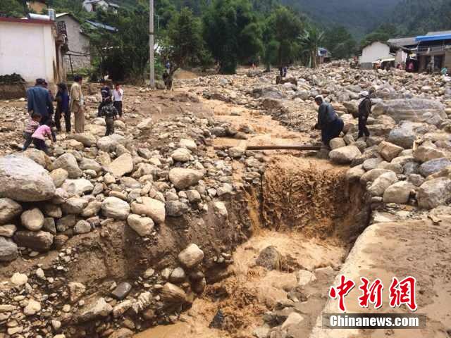 7月28日,云南省保山市隆陽區(qū)瓦房鄉(xiāng)喜坪村上坪小組發(fā)生山洪災(zāi)害,造成3戶人家9人被沖走。