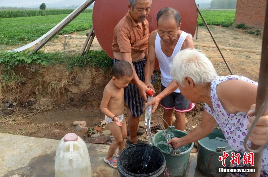逾1200位村民只能依靠當(dāng)?shù)厮块T新打的一口深80米的機井取水飲用。
