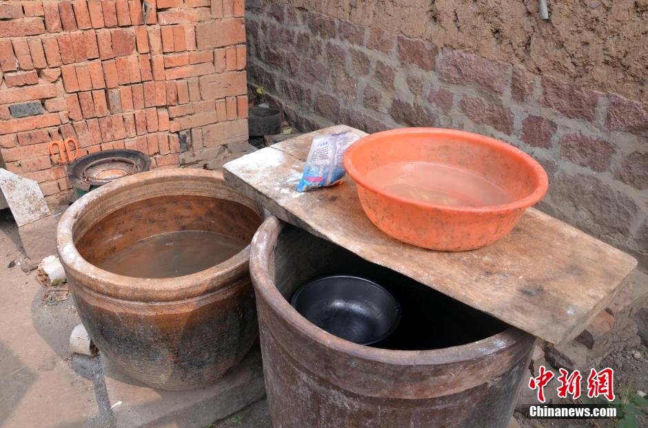 每天排隊取水，廢水循環(huán)使用已成為該村老少的生活習(xí)慣。