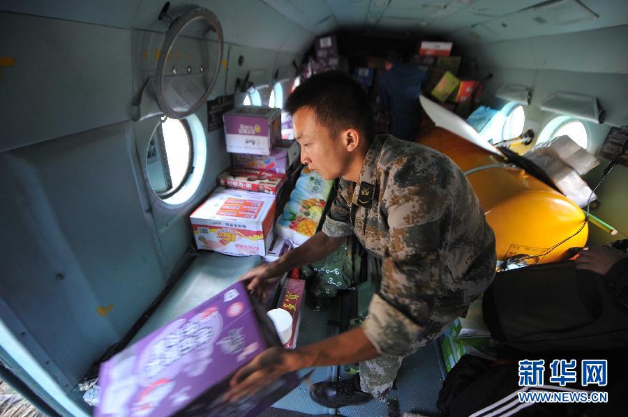  8月5日，在魯?shù)榭h龍頭山鎮(zhèn)，部隊官兵從直升機上卸載救災物資。