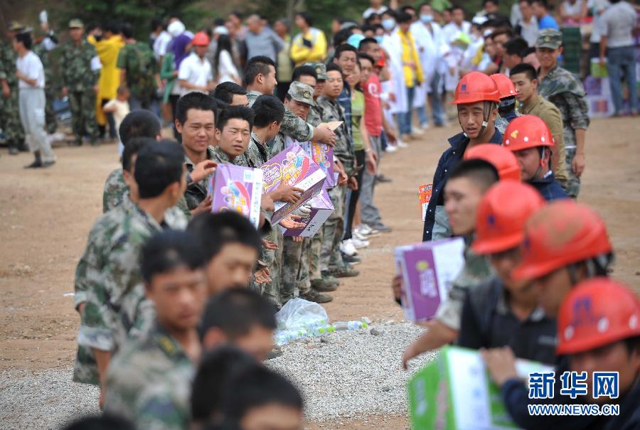 8月5日，在魯?shù)榭h龍頭山鎮(zhèn)，當?shù)孛癖D(zhuǎn)運從直升機上卸載的救災物資。