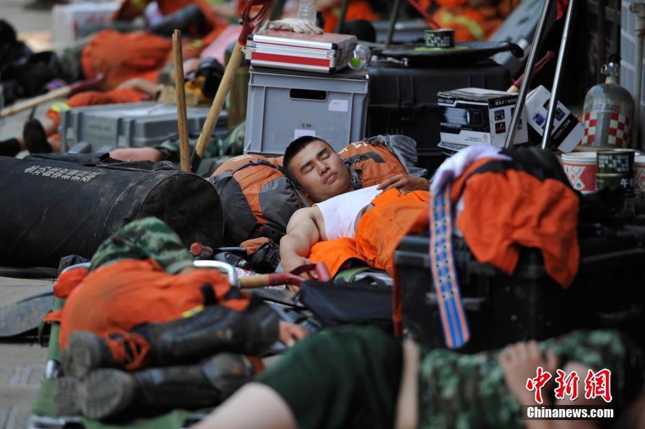 8月6日，龍頭山鎮(zhèn)，疲倦的救援官兵席地而眠。