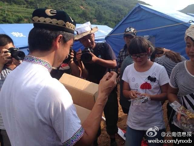 “切糕王子”阿迪力帶著重達5噸、價值50萬元的切糕于7日下午抵達魯?shù)榈卣鹫鹬旋堫^山鎮(zhèn)。