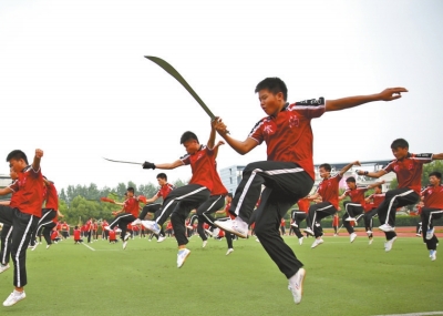 7月1日學(xué)員乘坐20多輛大巴奔赴南京適應(yīng)場地和排練節(jié)目,每天武術(shù)基本功訓(xùn)練必不可少。
