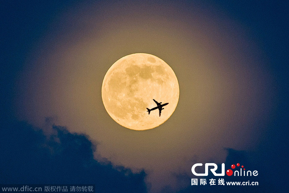 8月10日，19點15分，深圳上空的超級月亮。圖片來源：鄧飛/東方IC
