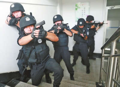 進入樓道后，特警開始地毯式搜索。