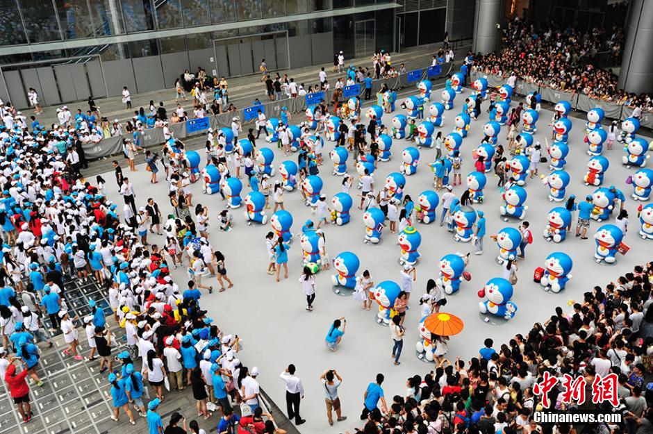 圖為成都民眾狂熱追捧哆啦A夢。