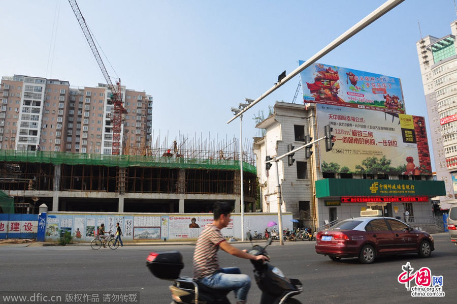 營業(yè)網(wǎng)點周圍也都在開發(fā)建設,唯有這座三層小樓極為扎眼。