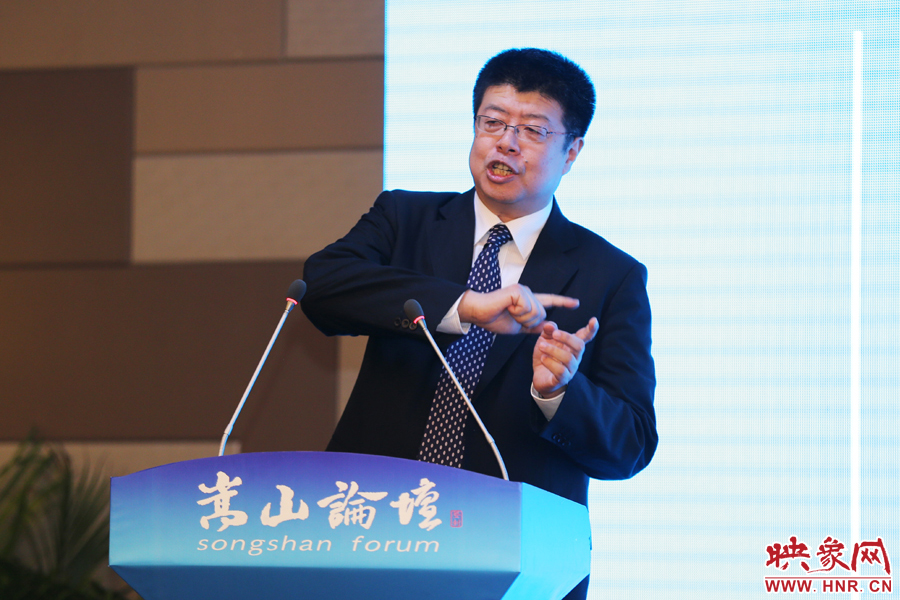北京大學(xué)文化資源研究中心主任張頤武演講。