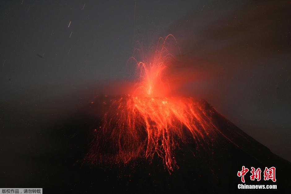 當(dāng)?shù)貢r(shí)間8月24日，厄瓜多爾通古拉瓦火山噴發(fā)，熔巖噴出宛如末世。