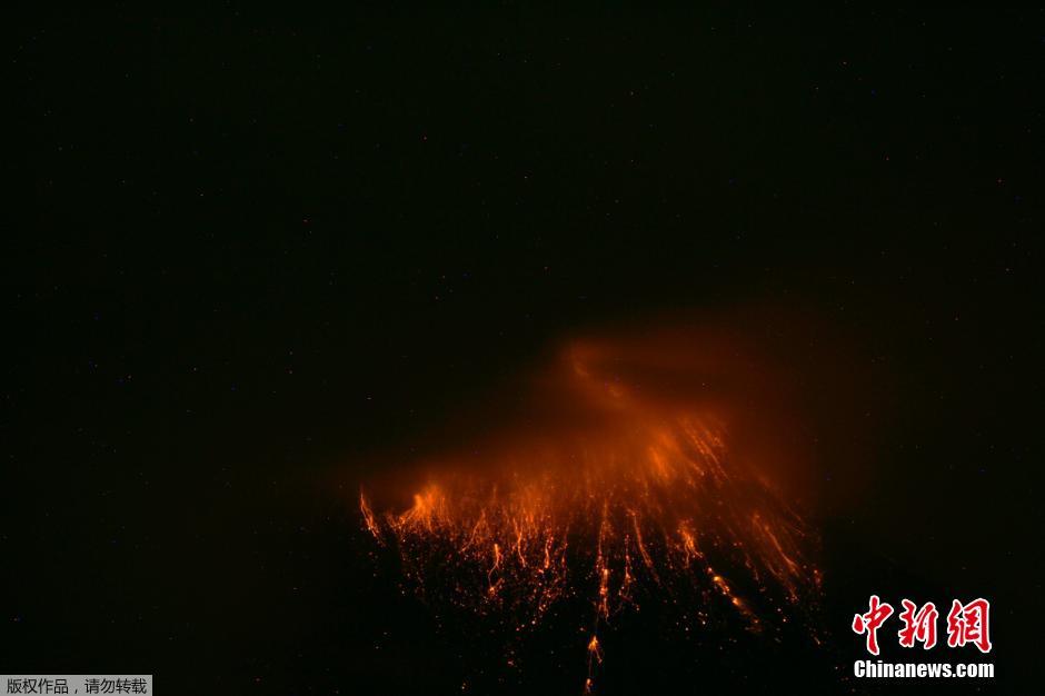 當(dāng)?shù)貢r(shí)間8月24日，厄瓜多爾通古拉瓦火山噴發(fā)，熔巖噴出宛如末世。