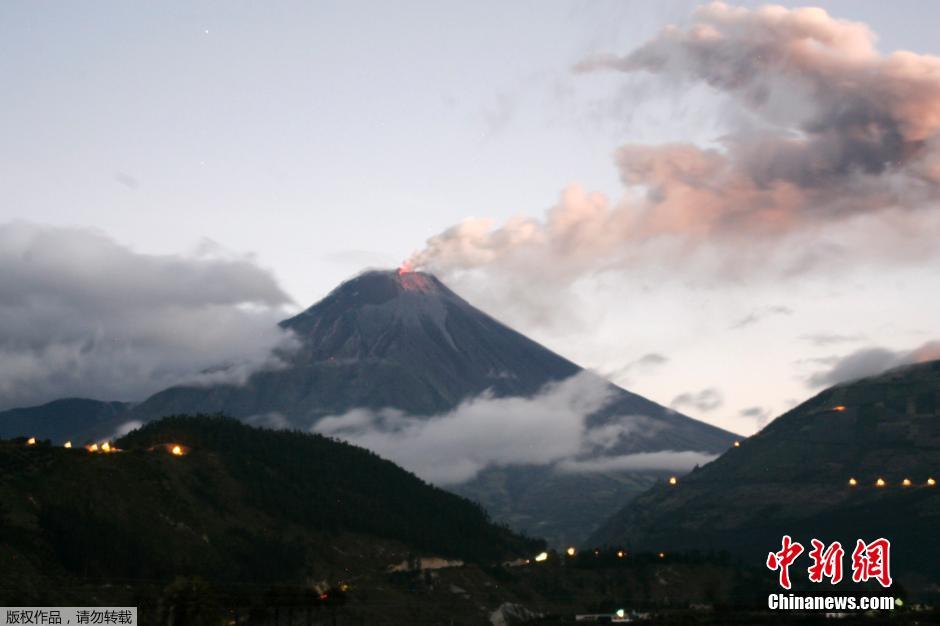 當(dāng)?shù)貢r(shí)間8月24日，厄瓜多爾通古拉瓦火山噴發(fā)，熔巖噴出宛如末世。