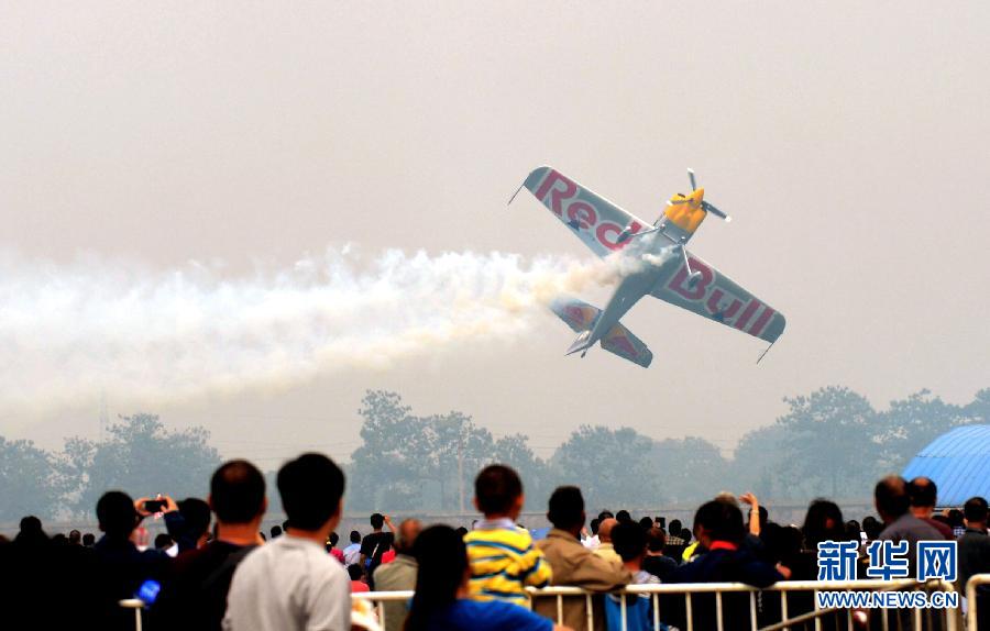 　9月13日，特技隊員在進行空中飛行表演。