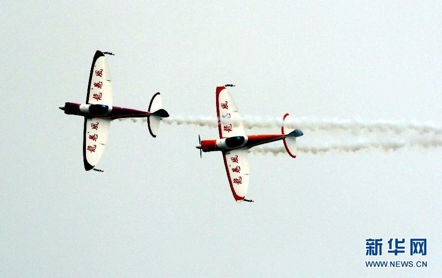 9月13日，特技隊員在進行空中飛行表演。