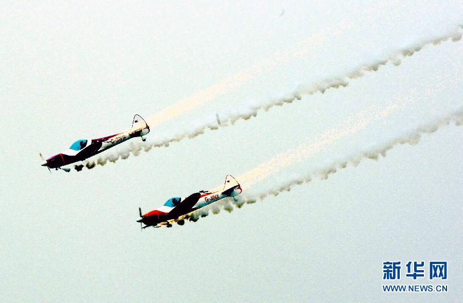 9月13日，特技隊員在進行空中飛行表演。