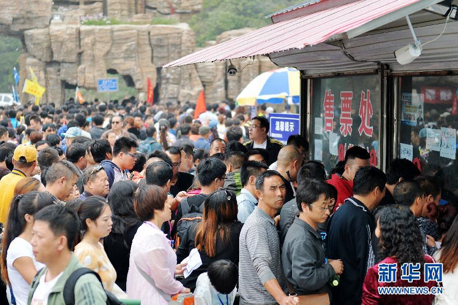  9月21日，游客在河北淶源白石山景區(qū)售票處購(gòu)票。