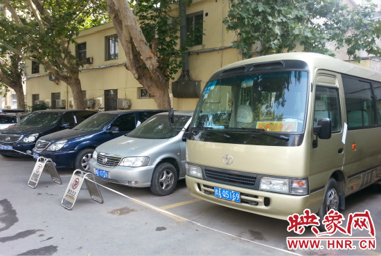 管城區(qū)委院內(nèi)已經(jīng)被封存公車在停車場(chǎng)停放。