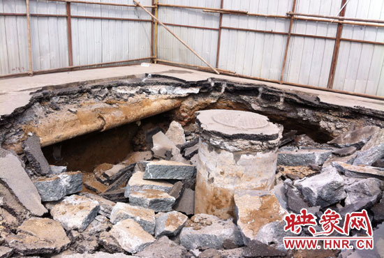 此次路面塌陷的直徑約為3米，深度有2米左右，坑內(nèi)布滿了碎石，路面下方20厘米左右。