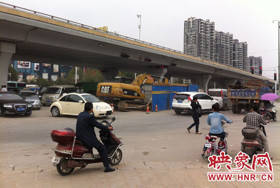 此次塌陷位于鄭州市西三環(huán)與中原路交叉口東側(cè)路西，對交通影響明顯。