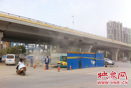施工單位對塌陷處進(jìn)行路面切割，造成路面塵土飛揚。