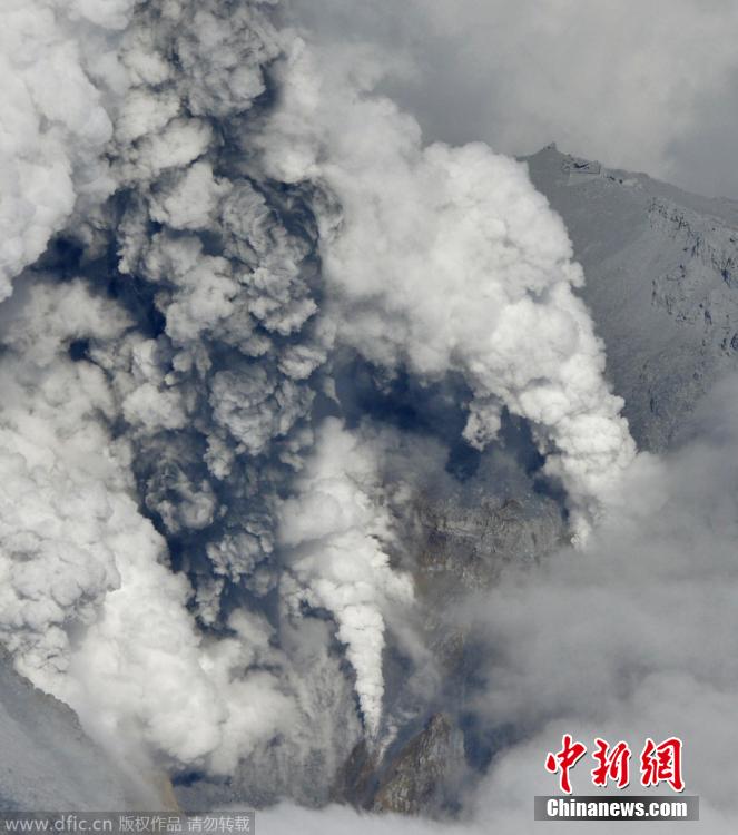 當(dāng)?shù)貢r間2014年9月27日，日本中部御岳山發(fā)生噴發(fā)，或已造成數(shù)人受傷。