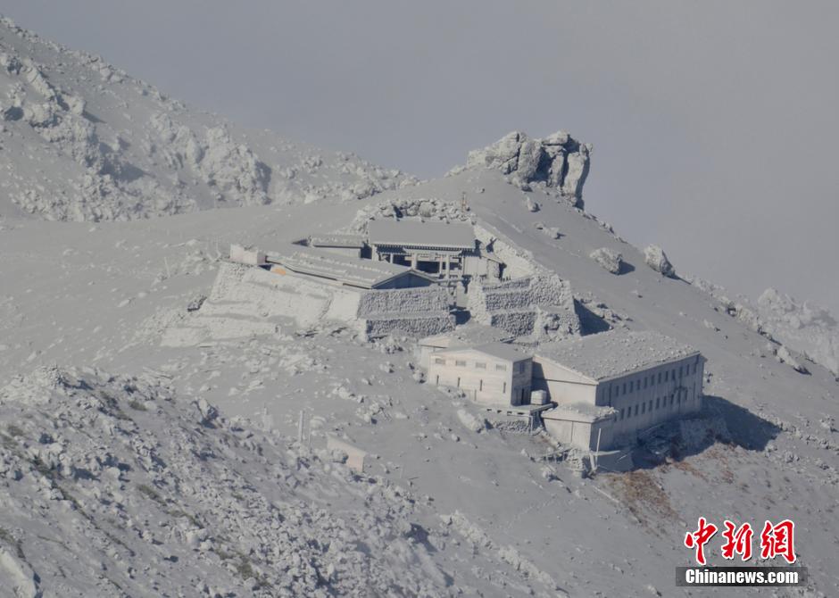 當(dāng)?shù)貢r間2014年9月27日，日本中部御岳山發(fā)生噴發(fā)，或已造成數(shù)人受傷。