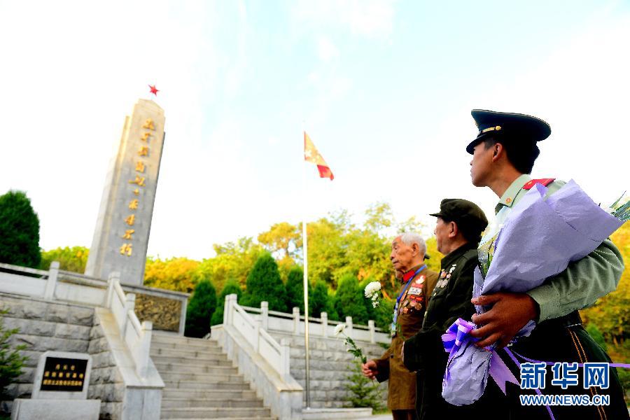 9月29日，在遼寧丹東抗美援朝烈士陵園，來自全國各地的革命老戰(zhàn)士及家屬向抗美援朝烈士紀(jì)念碑獻(xiàn)花。