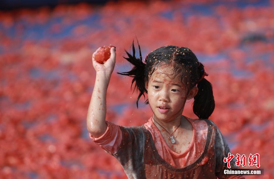 長沙上演“西紅柿大戰(zhàn)”場(chǎng)面火爆