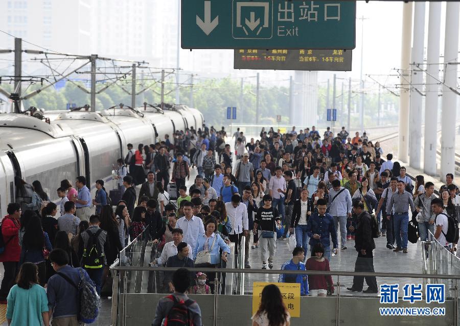 10月6日，無錫火車站站臺(tái)上人頭攢動(dòng)。