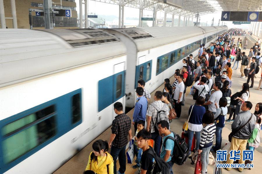10月6日，在安徽銅陵火車站，大批旅客在站臺(tái)上等候乘車。