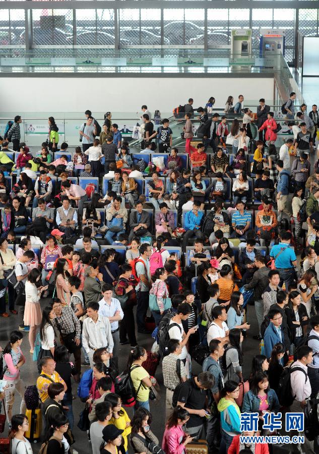 10月6日，旅客在蘇州火車站候車大廳等候乘車。