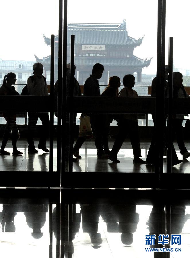 10月6日，旅客排隊(duì)進(jìn)入蘇州火車站二樓候車大廳。