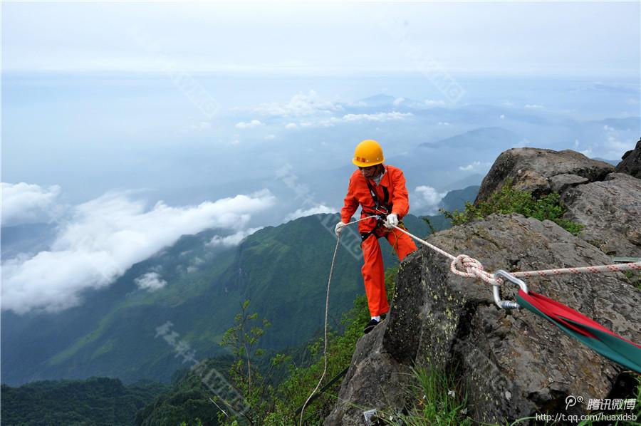 10月5日，峨眉山景區(qū)清潔工彭文才下到巖壁清理游客丟棄的垃圾。