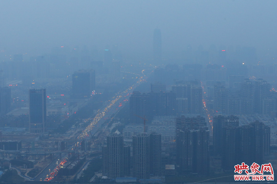 18：07鄭州被霧霾包裹著，不遠(yuǎn)處的建筑隱約可見。