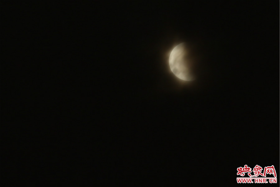 20：02月亮在云層中忽隱忽現(xiàn)。