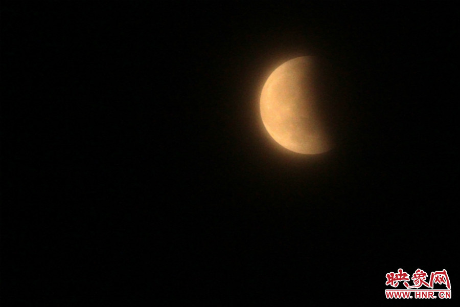20：11夜空依然能見度很低，月亮看起來總是霧蒙蒙的。