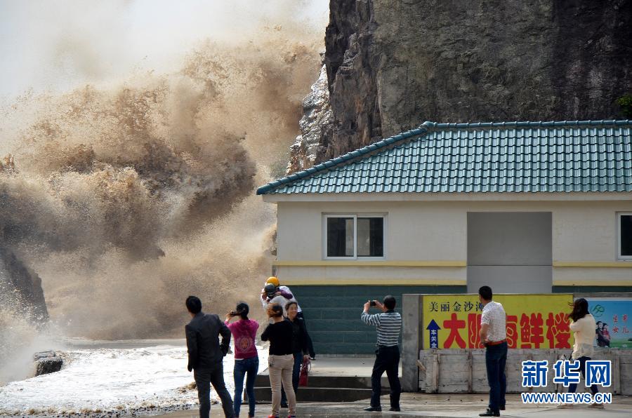 10月12日，浙江省溫嶺市石塘鎮(zhèn)海域出現(xiàn)大浪。