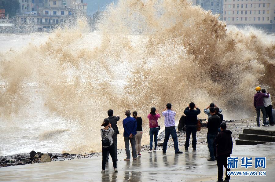 10月12日，人們在浙江省溫嶺市石塘鎮(zhèn)觀看大浪。