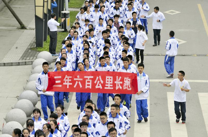 10月14日，成都七中萬達(dá)學(xué)校實行三年跑六百公里才能畢業(yè)，現(xiàn)場學(xué)生開始長跑。